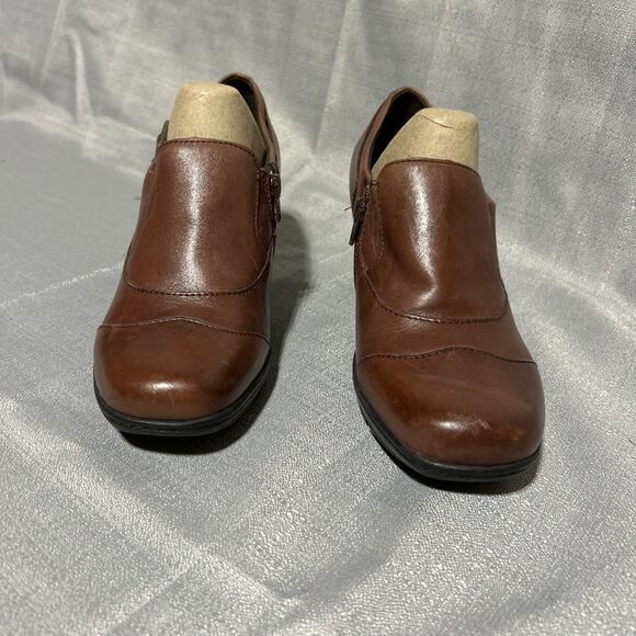 Clarks Bootie Shoe 84135 Size 6 1/2 Brown Leather 2.5" Heel Wedge Chic Boot - Picture 2 of 9